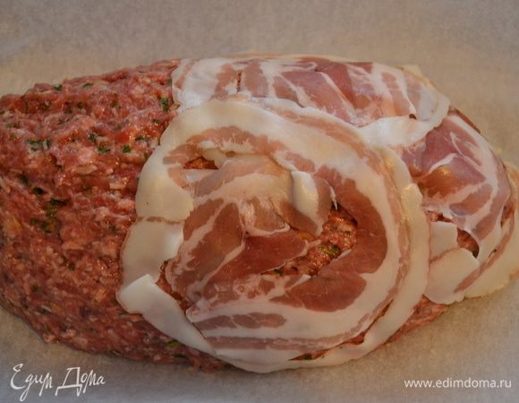 Закрыть "булку" полосками грудинки, или бекона по всей поверхности сверху... 