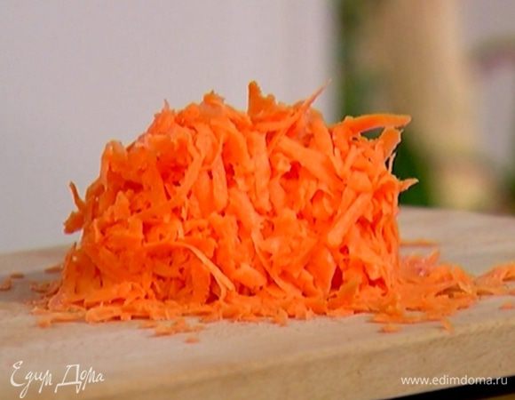 Сладкий картофель почистить и натереть на крупной терке.