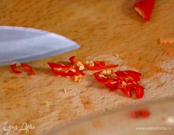 Красный перец чили мелко порезать вместе с семенами.