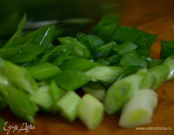 Зеленый лук нарезать маленькими кольцами.