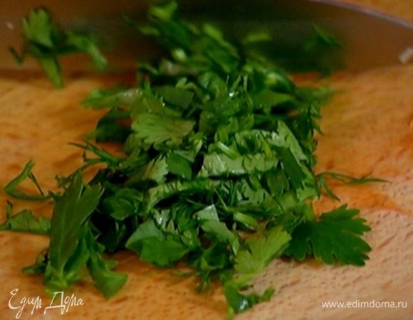 Кинзу мелко порубить.