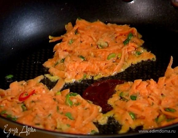 Разогреть в сковороде оливковое масло и испечь оладьи, а затем выложить их на бумажное полотенце, чтобы убрать излишки жира.