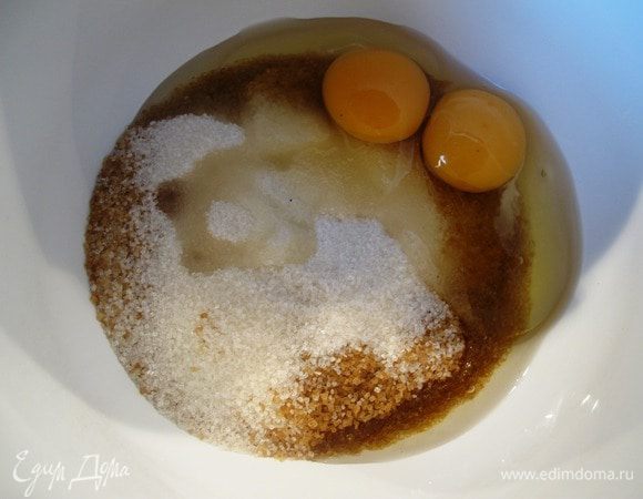 Добавить яйца, растереть с сахаром. 