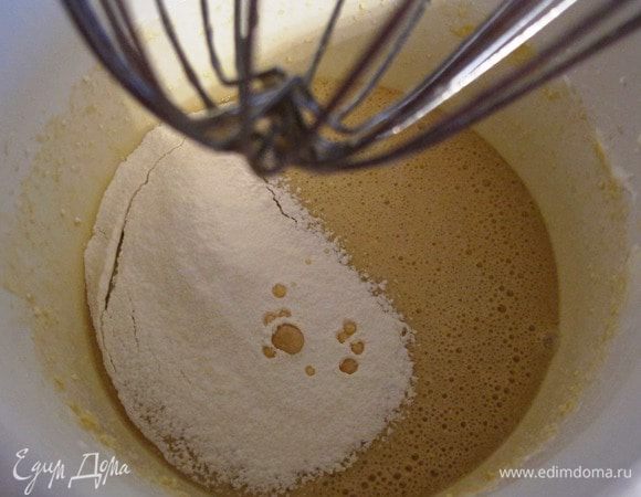 Взбивая, добавить масло, сметану, муку, разрыхлитель. Замесить жидкое тесто.
