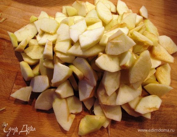 Яблоки отчистить от кожуры и семян, порезать тонкими лепешками. 