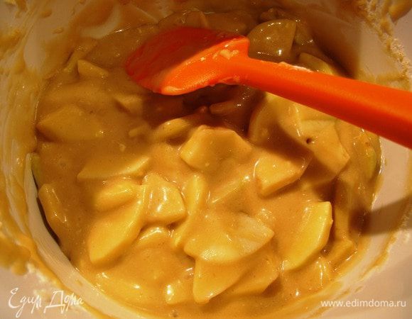 Добавить яблоки к тесту, перемешать.