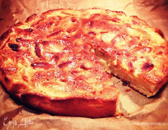 Подавать шарлотку со сливками, взбитыми с сахарный пудрой. Приятного аппетита!