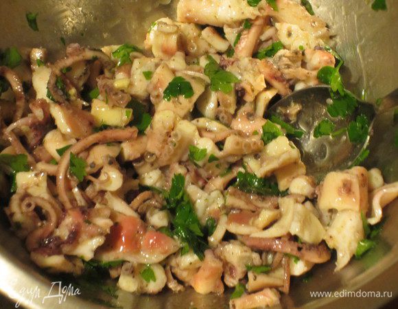 Вынуть осьминога и нарезать.Заправить салат оливковым маслом,лимонным соком,посолить,поперчить,добавить измельчённый чеснок и петрушку,хорошо перемешать.