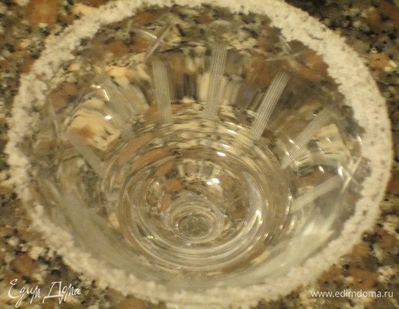 Смазать край бокала долькой лимона, затем опустить в соль.