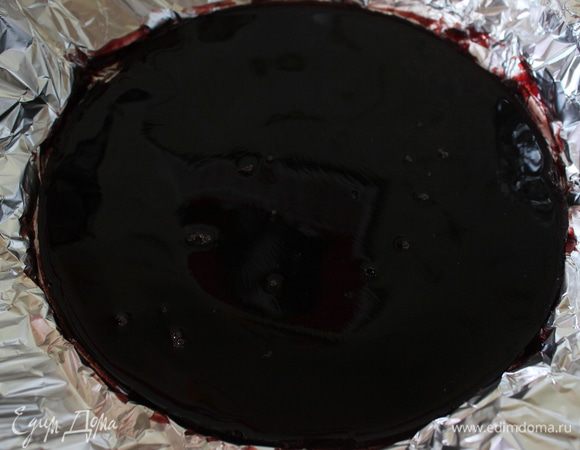 Вишневый сок подогрела положила в него набухший желатин. Прогрела пока он не распуститься. Дно рамки торта обернула фольгой.  Вылила остывший сок и охладила. Сняла рамку.