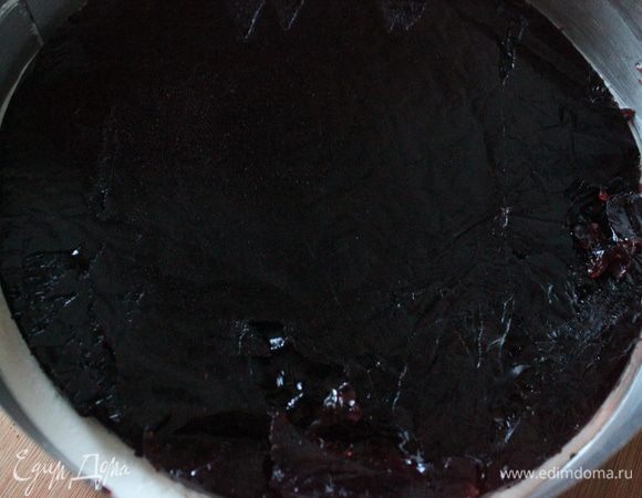 сверху на охлажденный торт-сливки выложить желе. Отправить снова торт в холодильник.  тем временем взбить еще 500 г сливок.