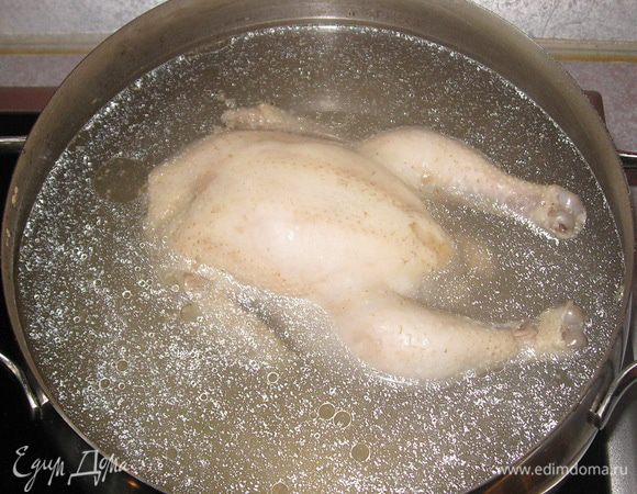 Цыпленка вымыть, положить в кастрюлю с водой. После закипания, снять пену. Варить около часа.