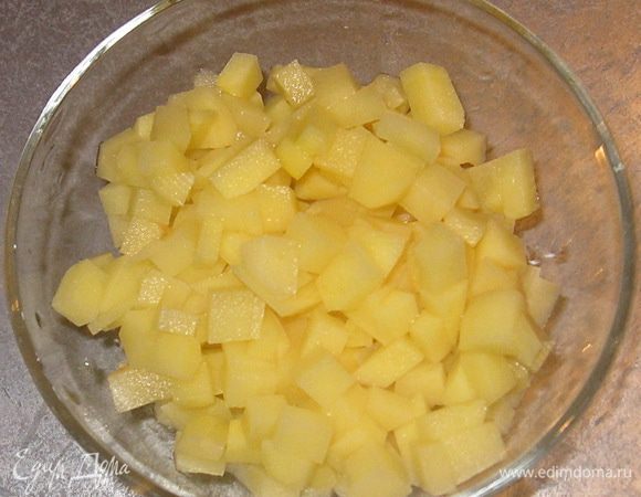 Картофель нарезать кубиками.