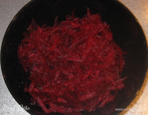 Свеклу натереть на крупной терке. 