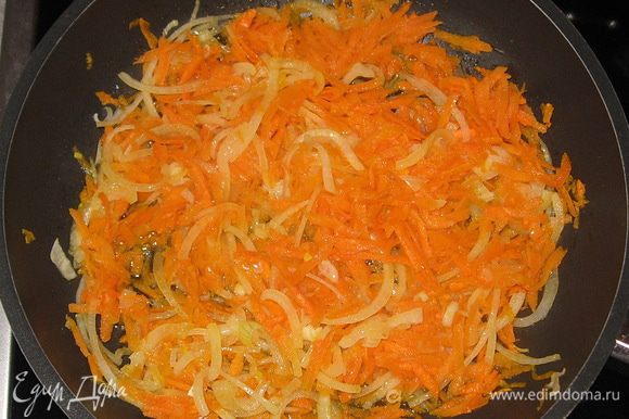 В сковородке на растительном масле, в течение 10 минут, пассеруем лук и морковь.