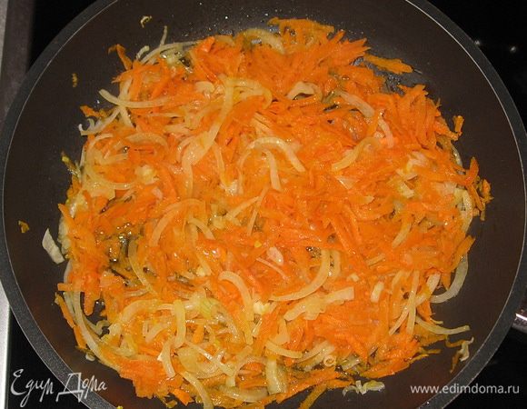 В сковородке на растительном масле, в течение 10 минут, пассеруем лук и морковь. 