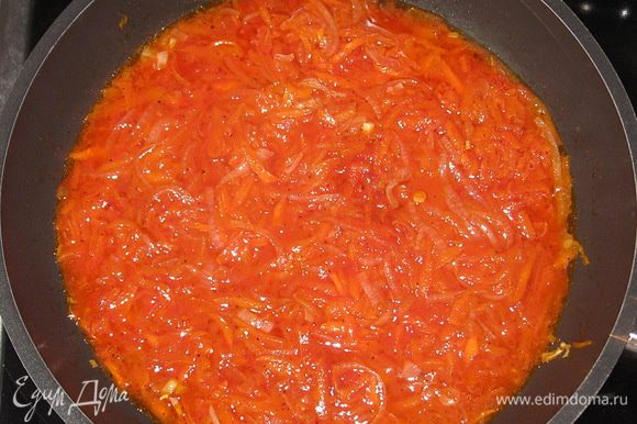 Затем добавляем томатную пасту и немного воды, хорошо перемешиваем и тушим под крышкой еще 10 минут.