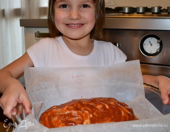 Поставить запекаться в разогретую до 180 С духовку на 40 минут. (а это моя помощница!...)