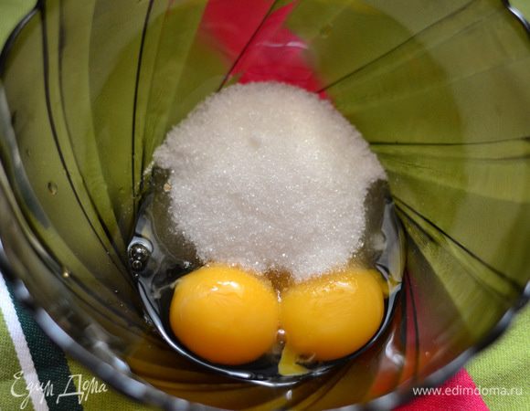 Готовим ванильное мороженое. Соединяем желтки с сахаром.Белки отправляем в холодильник.