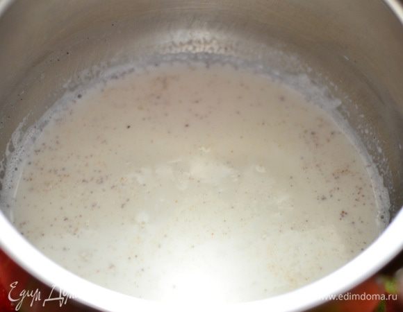 Параллельно подогреваем молоко с ванилью.Молоко с ванилью дать немного постоять.