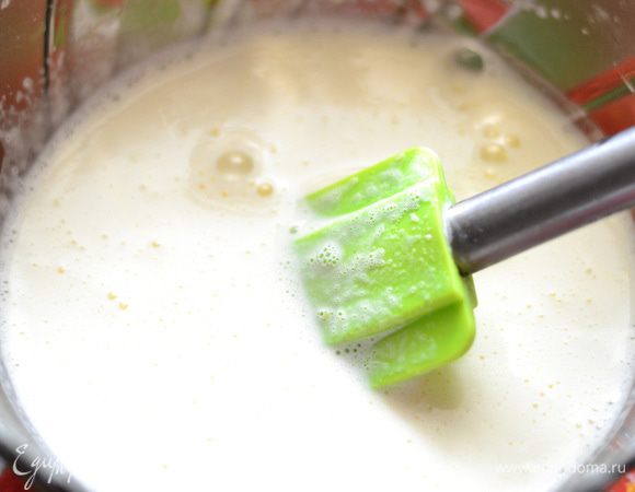 Когда молоко остыло,влить тоненькой струйкой во взбитые яйца и перемешать,не взбивать.