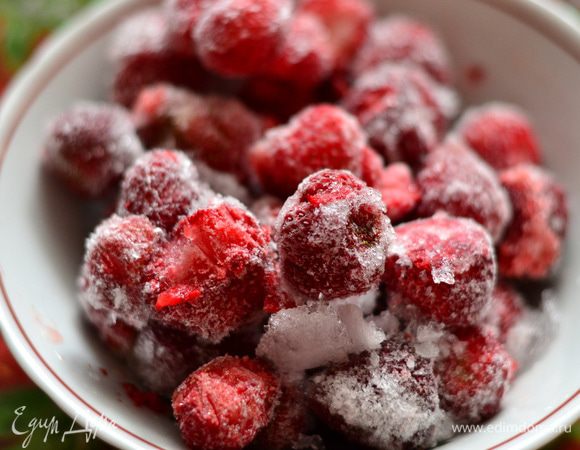 Готовим клубничное мороженое. Клубнику размораживаем,не до конца,она должна оставаться полузамороженной.