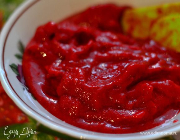 Взбиваем в блендере, отправляем в кастрюльку с сахаром, варим, не забыв обязательно добавить сок лимона, как только закипит, снять с огня, так же перетереть через сито. Крем для клубничного мороженого готов.