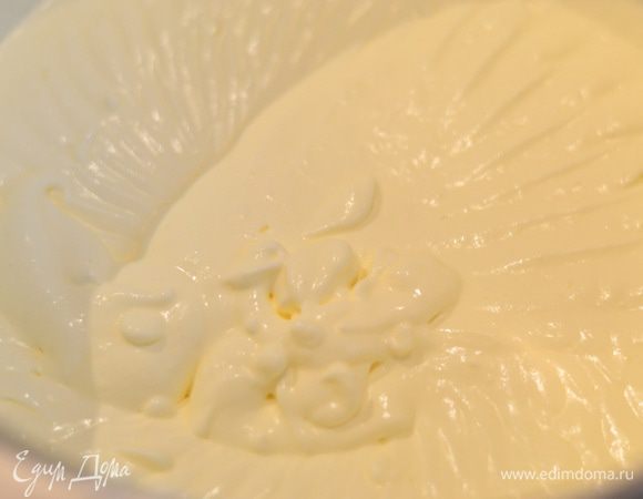 Взбиваем сливки с ванильным сахаром,но не до самых  устойчивых пиков,как только сливки начинают загустевать,перестать взбивать.