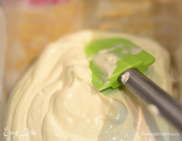 Теперь взять небольшие емкости для мороженого и в каждую поровну поделив,добавить взбитые сливки.