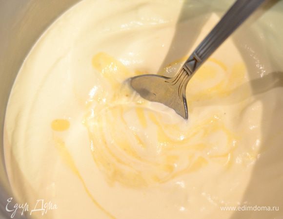 Ванильное мороженое. Влить охлажденный крем в сливки.