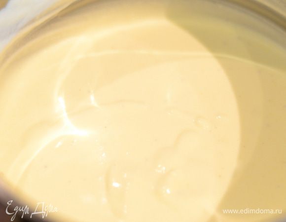 Размешать до однородности.,еще.я добавила несколько капель ванильного ароматизированного масла,оно придает мороженому приятный ванильный аромат и мягкий вкус ванили.Отправить в холодильник.