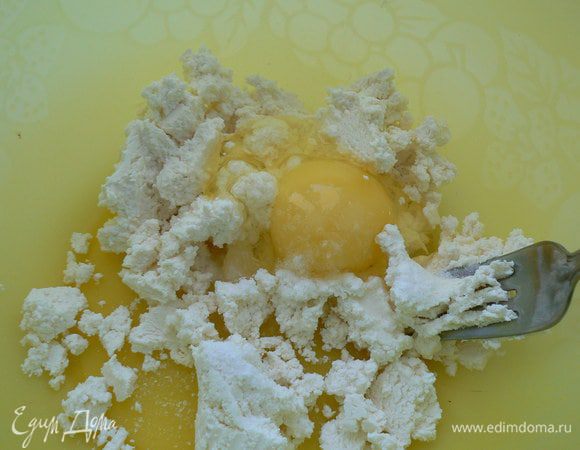 Смешайте  творог, яйцо, соль ,смешайте до однородности.