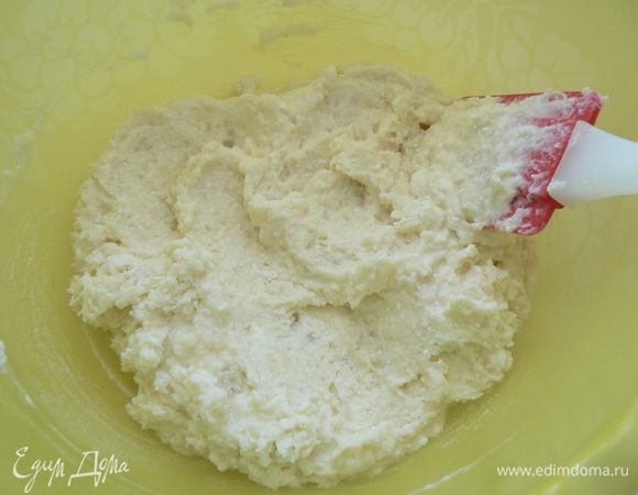 Картофель отварите "в мундире", горячим очистите  и сделайте   пюре, остудите. Добавьте к творожной массе.