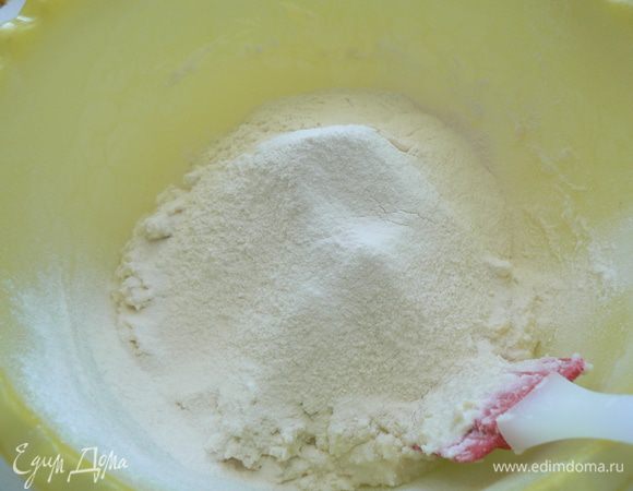  Просейте муку с солью и разрыхлителем. 
