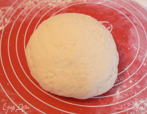 Замесите тесто из муки, картофельного пюре и творога. Тесто получается очень мягким, даже липким. Муки много не нужно,у меня ушло как раз по рецепту