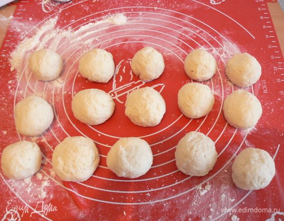Разделите тесто на небольшие шарики, сложите шарики на тарелочку, подсыпанную мукой,  и уберите в холодильник на 20-30 минут, 
