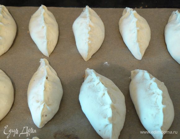 Защипните  пирожок, положите на противень застеленный пекарской бумагой.
Смажьте пирожки  яичной смесью и пеките их при температуре 190-200 С, до зарумянивания.

