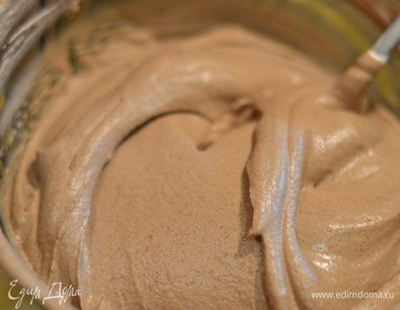 Влить в сливки шоколадный крем и очень хорошо перемешать до однородности. Отправить в холодильник.
Еще раз повторюсь,шоколадное мороженое у меня со вкусом горького шоколада, оно не сильно сладкое, но если есть любители более сладкого,например  молочного шоколада, то можно смело брать и его, только сахар, я думаю, уже добавлять не стоит или же уменьшить количество горького шоколада и немного добавить сахара. 