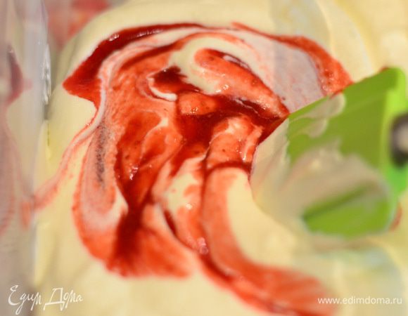 Клубничное мороженое-парфе. Влить клубничный крем в сливки,перемешать до однородности.Отправить в холодильник. Теперь важно знать, мороженое нужно доставать как минимум 2-3 раза через каждые 40 минут из морозилки и хорошо перемешивать. Я взбивала миксером, чтобы разбивать образующие кристаллики и чтобы мороженое получилось нежным.