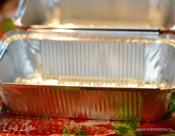 После этих процедур взять прямоугольную форму для заморозки и выпечки и застелить пленкой. Формы понадобятся 2 именно одинаковых (для мороженого и для бисквита), в принципе сейчас продаются недорогие одноразовые формы в комплекте 3 шт.