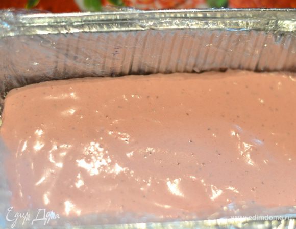 Застилаем форму пленкой. Ложкой выкладываем слой клубничного мороженого. Отправляем в морозилку на минут 30-40.