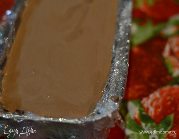 Затем снова достаем и выкладываем слой шоколадного мороженого,накрываем или пленкой или фольгой и оставляем мороженое на сутки. Я готовила мороженое вечером, а наутро  уже все хорошо застыло. (Если мороженое застыло,которое вы должны выложить на слой предыдущего, то просто взбейте и подождите, когда оно немного подтает).