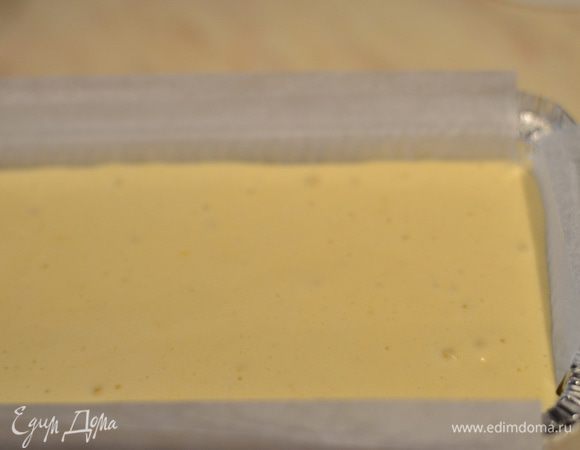 Готовим бисквит как здесь  http://www.edimdoma.ru/retsepty/53265-biskvitnyy-rulet-shampan, единственное - я в теплое молоко со сливочным  маслом добавила половинку цедры лимона. Выпекать при температуре 180 гр. 25-30 минут.