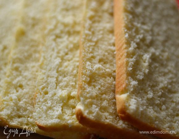 На следующий день бисквит режнм на 5 одинаковых частей.