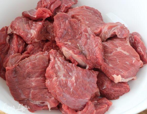 Мясо помыть, обсушить и нарезать тонкими кусочками. (полосками или медальонами)