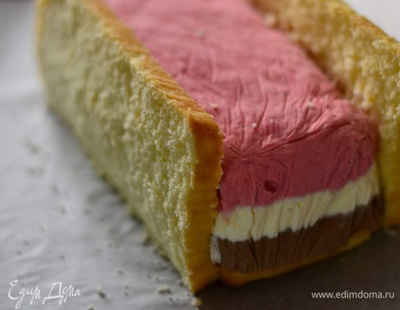 По бокам также закрепляем коржами, если нужно - выравниваем (подрезаем) ножницами бисквит, для равномерности.