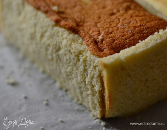 Последний корж разрезать пополам и закрыть торт половинками, хорошо все руками подровнять, обернуть фольгой и отправить в холодильник. Чтобы коржи хорошо держались и не отпадали,я совсем слегка мороженое смазала взбитыми белками. Тем временем можно приготовить меренгу. Взбить белки с сахаром и лимонным соком до устойчивости. В это время включаем духовку на 230 гр., она должно хорошо разогреться. 