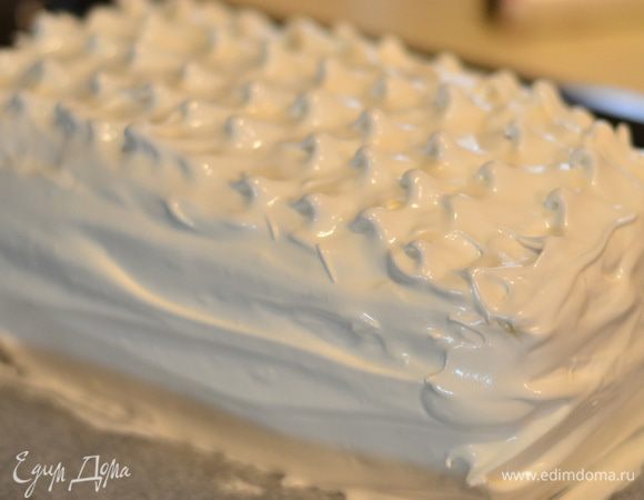 Достать торт, покрыть белками. И отправить в духовку на минуты 3-5 в режим "гриль" до легкого зарумянивания меренги. Достать из духовки и отправить наш торт снова в морозилку на часа 2-3. 