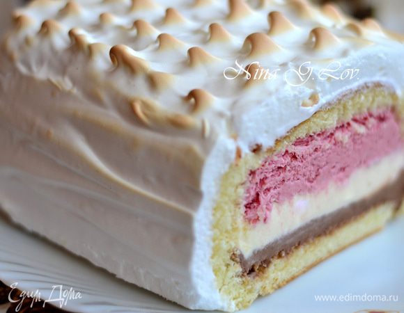 Процесс конечно не быстрый, но это стоит того. Хотя я б и не сказала, что сложно, вечером приготовила мороженое и бисквит, а утром уже все собрала в торт. Хранить мороженое следует в морозилке обязательно чем-нибудь его накрыв,перед трапезой лучше мороженому дать минут 10 постоять.т.е. отойти,безе в морозилке не замораживается,а остается таким же нежным и вкусным.