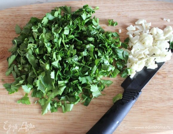 Петрушку и чеснок порубить.